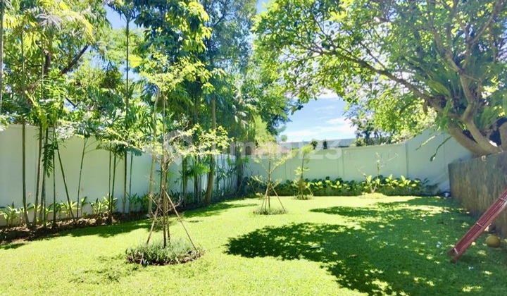 Rumah Cerah dengan Halaman Belakang Luar Biasa di Komplek Ajh03030