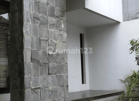 Rumah 2 lantai terawat semi furnished tengah kota 2