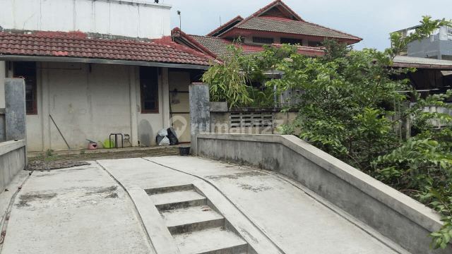 Rumah dengan halaman luas 1