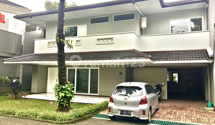 Kemang Utara Compound 4 Bedrooms With Garden And Pool Ajh04091