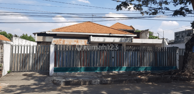 Rumah pusat kota Surabaya jalan Sam Ratulangi SHM hadap timur 1