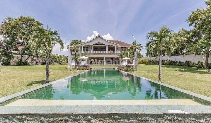 Luxury Colonial villa with large garden and courtyard, 5 Minutes to Berawa Beach, Canggu club and Montessori international school in Padonan Canggu, North Kuta, Badung Bali 1