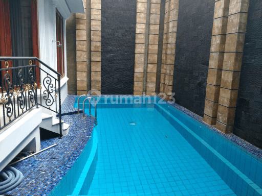 Rumah mewah Semi Furnished di Pondok Indah 2