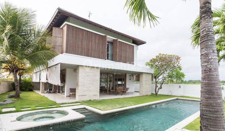 4 Bed Rooms Luxury Villa Design Contemporary Tranquil in The Beachside Canggu Bali 1