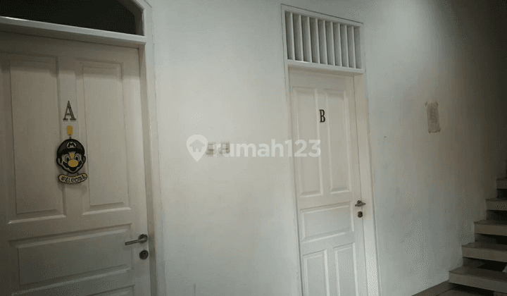 Rumah KOST 10 kamar, posisi HUK, jalan 2 mobil area Tebet 2