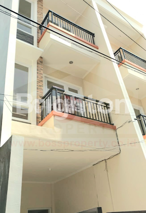 RUMAH DELIMA TANJUNG DUREN UTARA 3 LANTAI