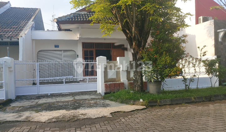 Ready-to-occupy house in a new elite neighborhood in Solo.