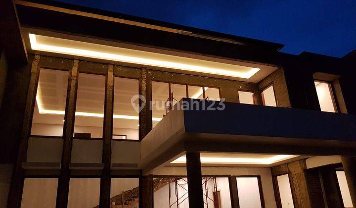 di Rumah Luxury di Kawasan Elit Bangunan Baru  2