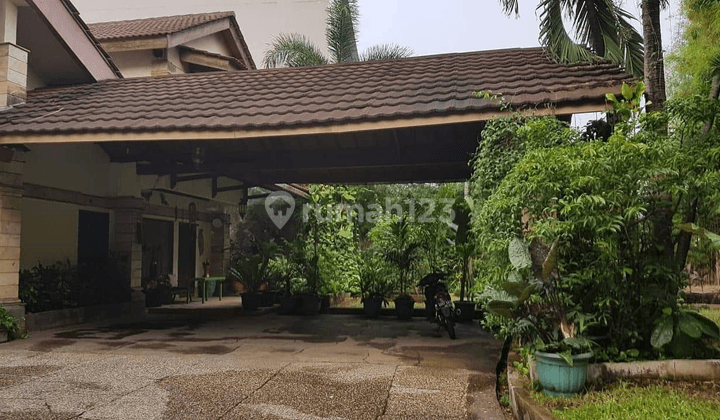 Rumah Besar dan Asri ada Pool Lokasi Strategis Pejaten Raya 1