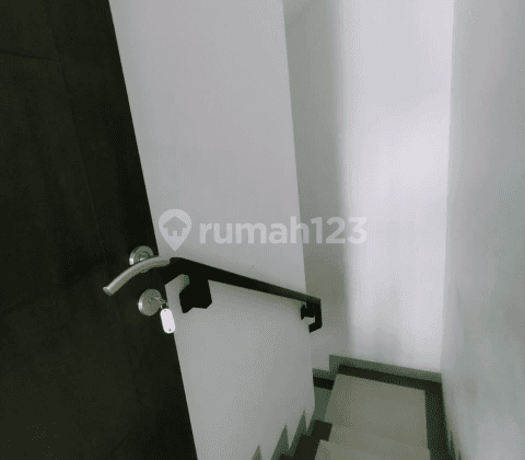 Rumah 3 lantai lokasi setrategis Kemang Jakarta selatan 2