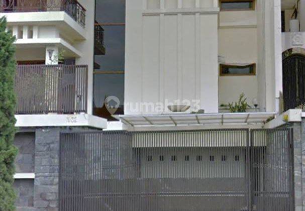 Rumah 2 Lantai, Semi Furnished di Setraduta Dago 2