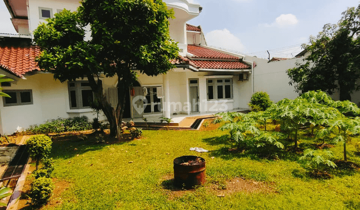 Rumah classic dengan halaman belakang yg luas bisa dibuat kolam renang area Pesanggrahan Bintaro.  2