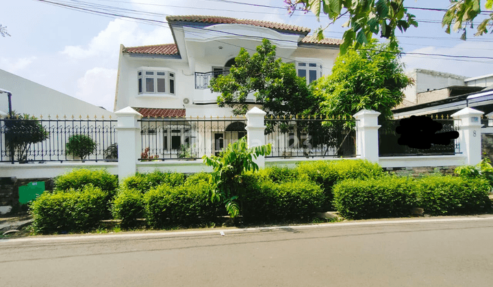 Rumah classic dengan halaman belakang yg luas bisa dibuat kolam renang area Pesanggrahan Bintaro.  1