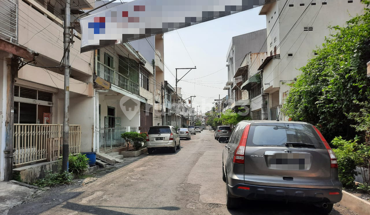 Strategic house in downtown Semarang, located in Gambiran, Kranggan, Central Semarang. 2