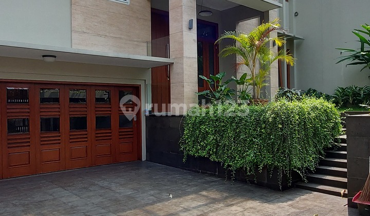 Classic and Modern 3-Story House 2