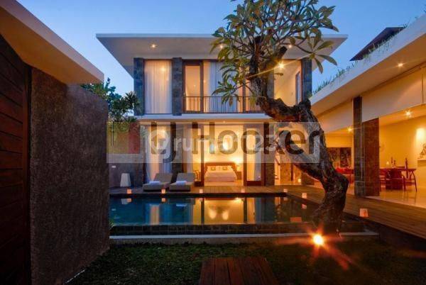 Dijual Cepat ! Villa Mewah dan Nyaman di Seminyak 1