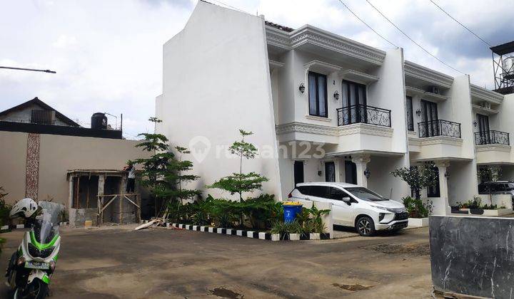 Rumah mewah townhouse di pinggir jln raya akses tol jatiwaringin 1