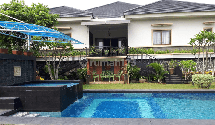 Rumah mewah dengan kolam renang dan taman luas di Depok 1