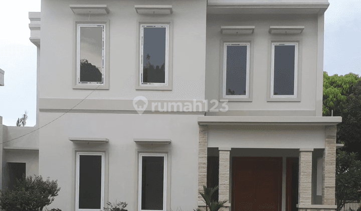 Rumah mewah dengan kolam renang dan taman luas di Depok 2