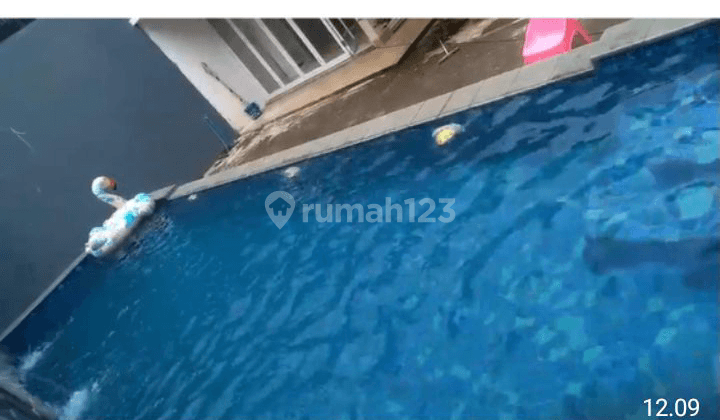 rumah mewah kolam renang hadap green area 1