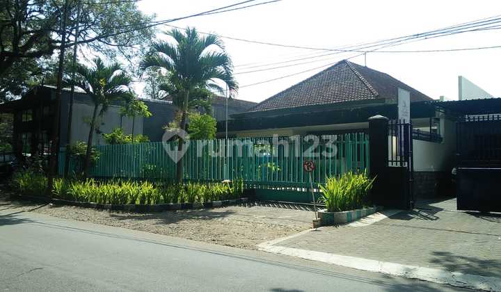 Asri House, Strategically located in the Premium Area of Gunung-Gunung Street, the Menteng of Malang. A rare house within the city forest, with clean and healthy air. 2