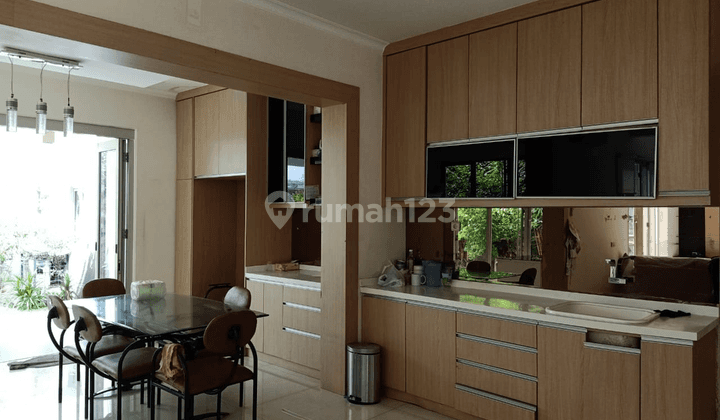 de Latinos Rumah Lt 300m2 Semi Furnished 4.8M  1