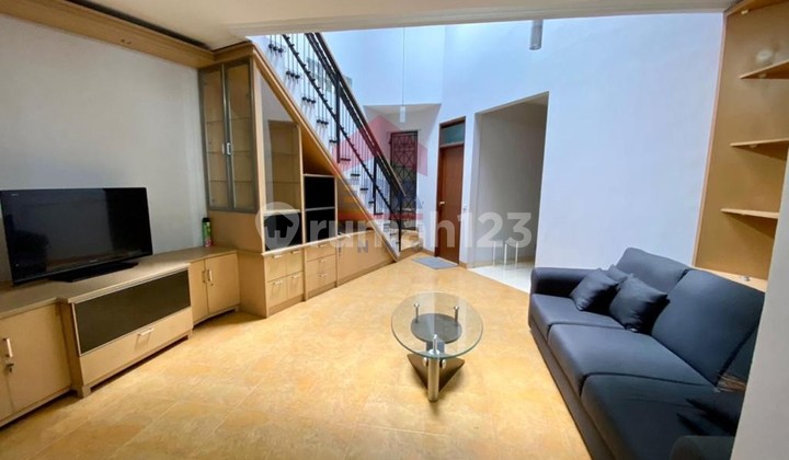 Rumah  bersih terawat siap huni full furnished Setraduta Permai M3 2