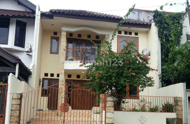 Rumah Cantik, Kokoh dan Terawat di Cinere 1