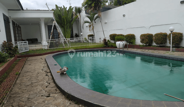 Rumah dengan kolam renang dan taman di Kemang 1