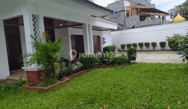 Rumah dengan kolam renang dan taman di Kemang 2