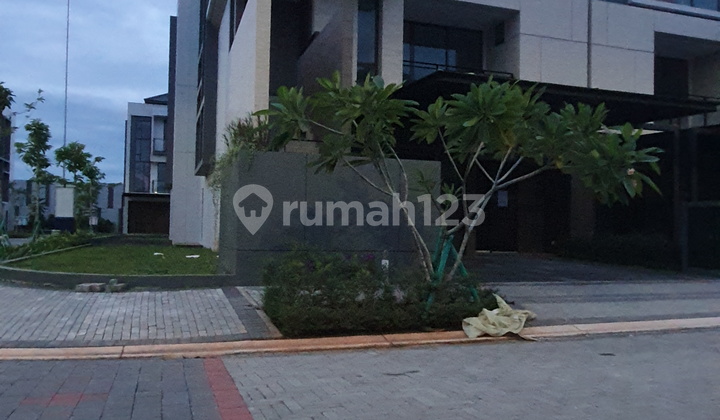 Rumah 3lantai Hoek di The Zora Rumah 3lantai Hoek di The Zora