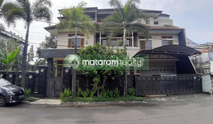 Rumah 3 Lantai Bagus Semi Furnished Sertifikat Hak Milik di Sayap Jl.Karawitan, Turangga, Bandung