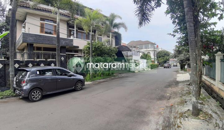 Rumah 3 Lantai Bagus Semi Furnished Sertifikat Hak Milik di Sayap Jl.Karawitan, Turangga, Bandung