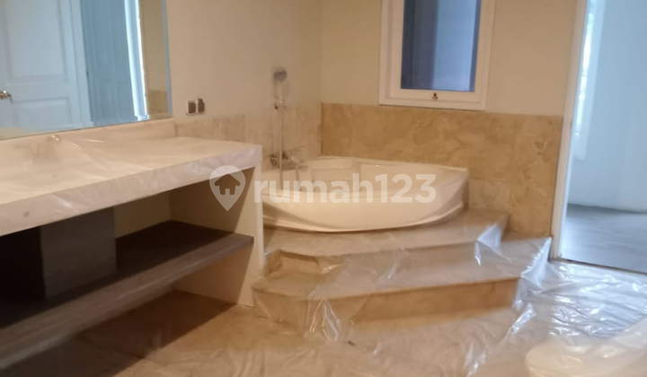 Two-story house in Intercon in good condition and furnished, flood-free, wide road, land area 250, building area 160, 3 bedrooms/bathrooms, certificate of ownership, negotiable. 2