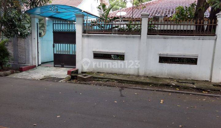 Rumah Lama Strategis 2 pintu utama menghadap Utara dan Selatan 1