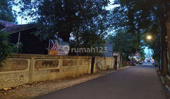 Rumah Lama Strategis 2 pintu utama menghadap Utara dan Selatan 2