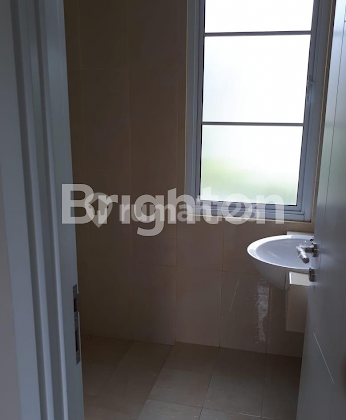 A 2-story house in the Azura cluster, Vanya Park, a complex complete with a lake and 7 playgrounds as well as a club house, in BSD city. 1