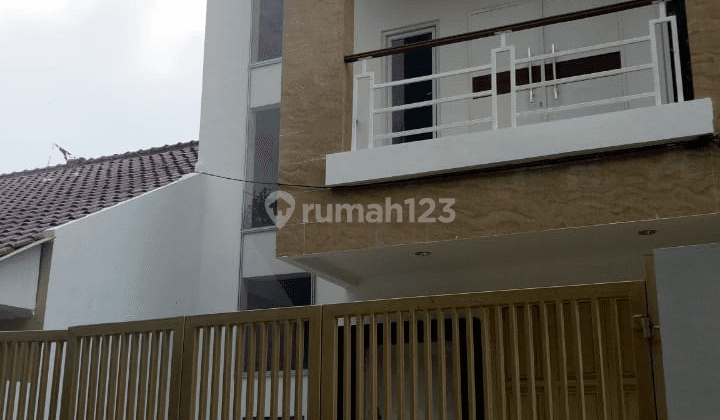 Rumah 3 Lantai Menarik Untuk Dihuni di Sukawarna, Pasteur 1