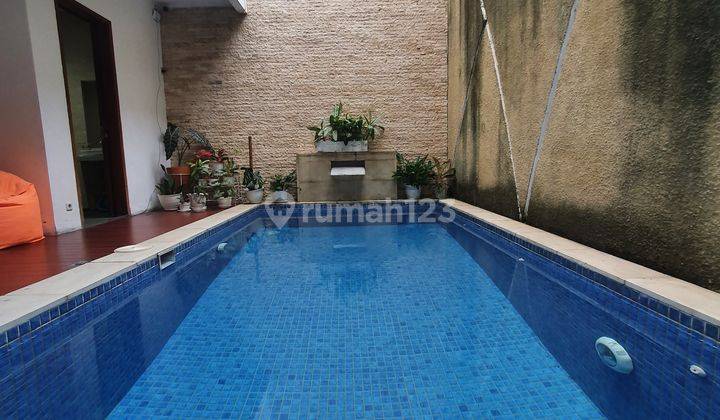 Rumah 3 Lantai Bagus Semi Furnished di Jalan Sektor 9 Bintaro 2