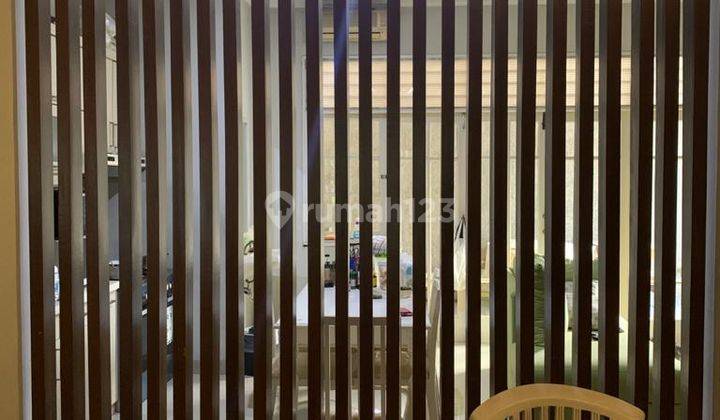ruang keluarga bagus, terawat, 1,5 lantai di