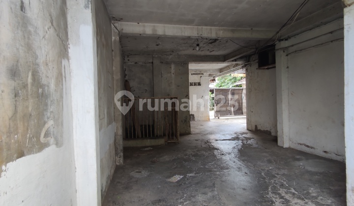 Rumah lama hitung tanah di belakng  ITC kuningan 2