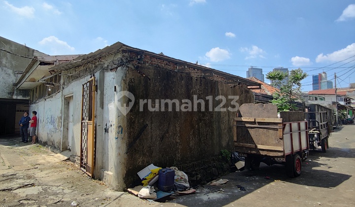 Rumah lama hitung tanah di belakng  ITC kuningan