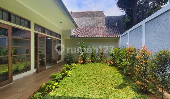 Rumah classic satu lantai selesai renovasi kemang timur