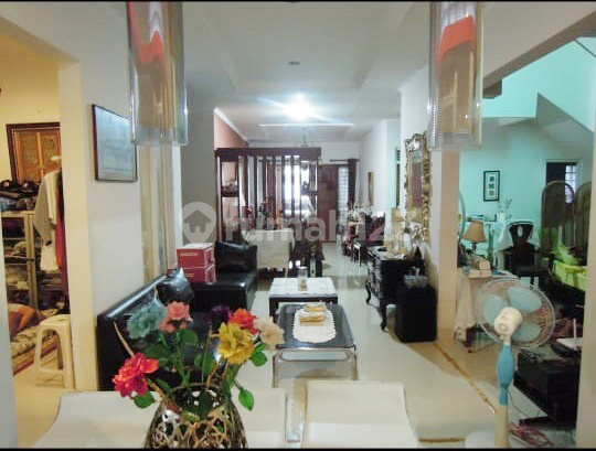 Very Nice House at Prime Location in Batununggal Abadi.