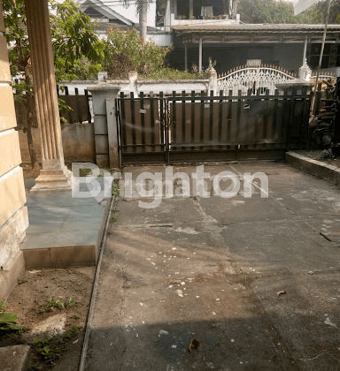 Rumah Hook, Tanah luas di   jati bening 1