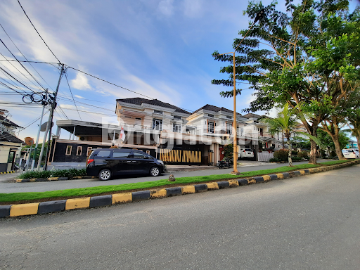 MEWAH FURNISH ISTEWA DALAM KOMPLEK PERUMAHAN