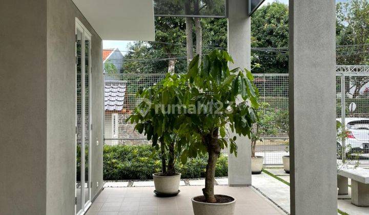 Dijual Rumah 2 Lantai Baru Furnished Sertifikat Hak Milik di Tubagus Ismail, Bandung 2