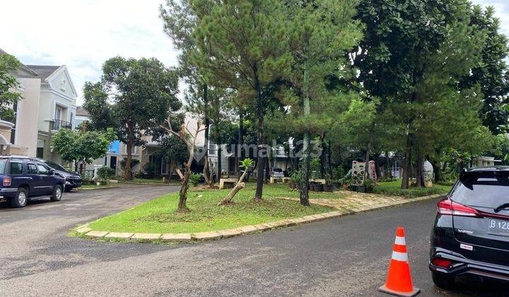 Rumah rapi di seberang taman.    (nv-rlt) 2