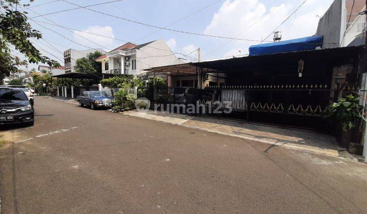 Dijual cepat rumah lama harga menarik di lokasi Elit Pondok Indah, jalan lebar 1