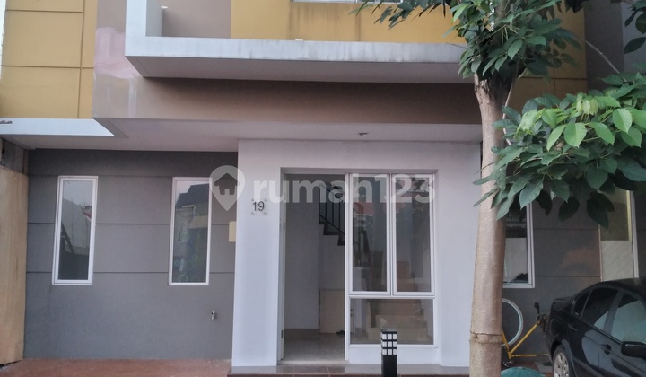 Ready-to-Occupy House in Malibu Village Gading Serpong